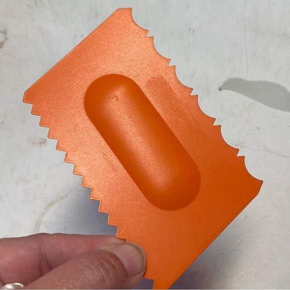 Tupperware Icing Decorator - Picture 3 of 3